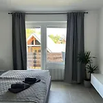 Menges Lägenhet